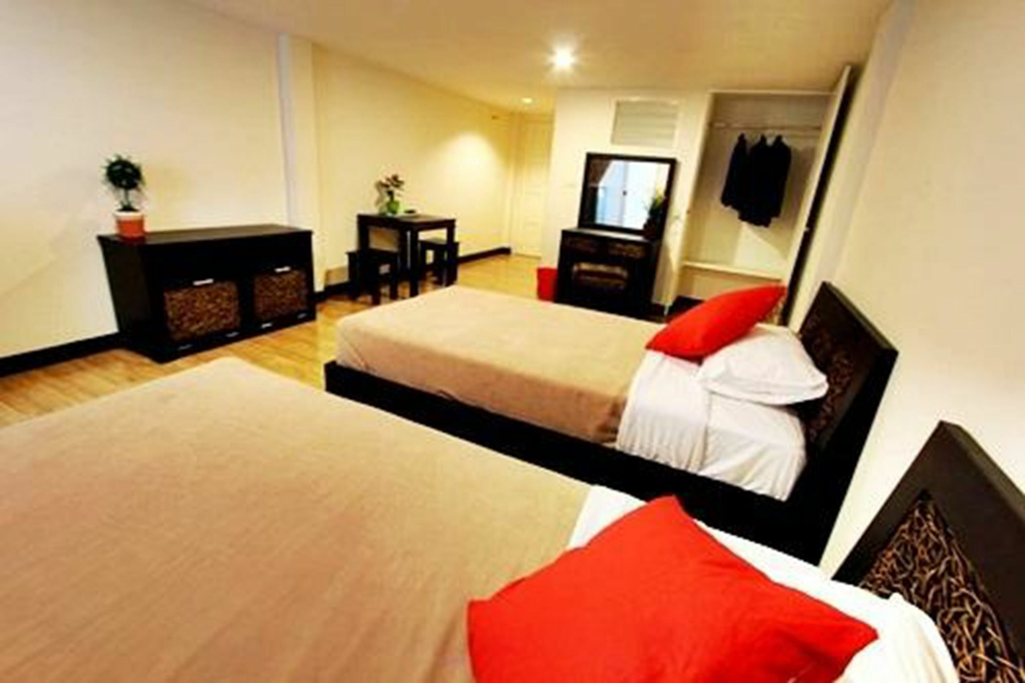 Hotel Leesort @ Onnuch Bangkok Esterno foto