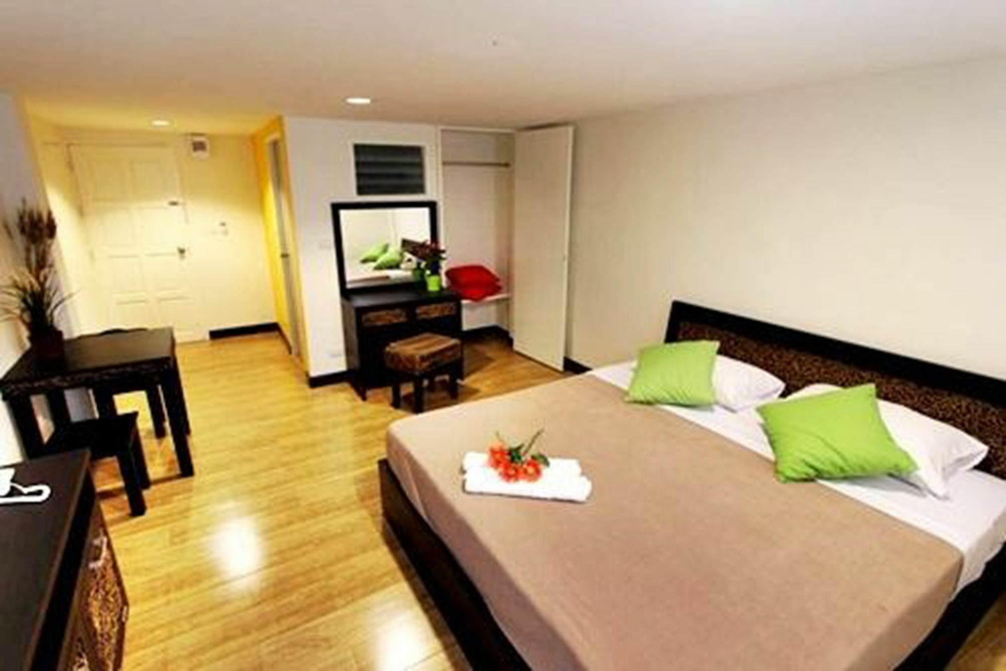 Hotel Leesort @ Onnuch Bangkok Esterno foto